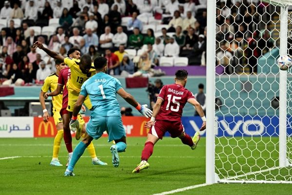 Chủ nhà World Cup 2022 Qatar trắng tay trong ngày khai mạc