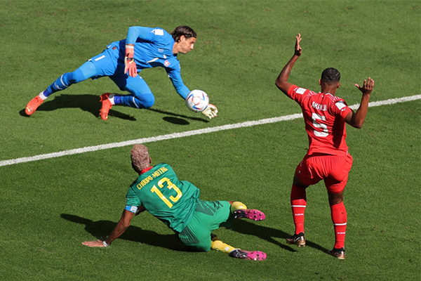 Dân Anh tức giận về trận đấu giữa Thụy Sĩ và Cameroon