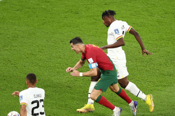 HLV Ghana đòi FIFA vào cuộc vì pha ngã kiếm pen của Ronaldo
