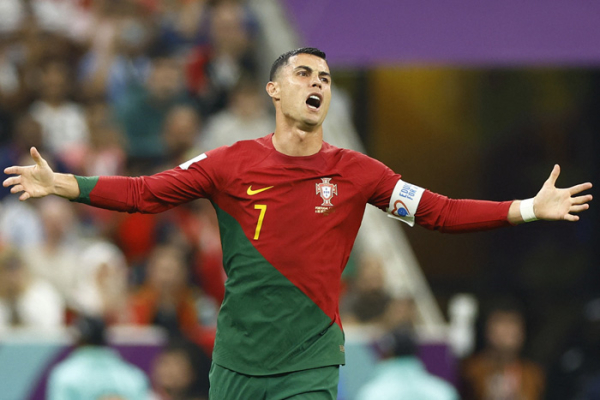 Nhà báo nổi tiếng chỉ trích thẳng Ronaldo không biết đá bóng