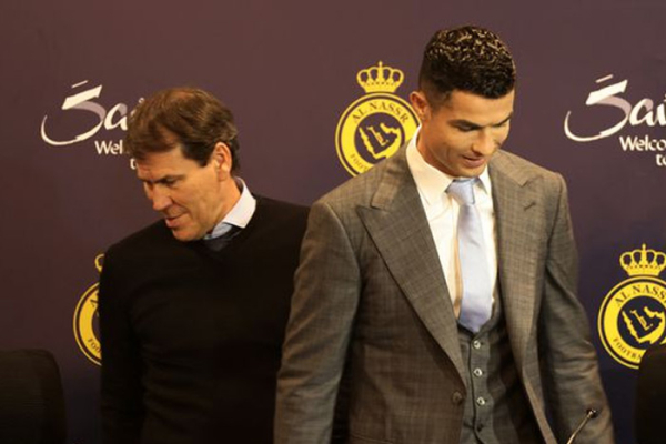 Thầy mới của Ronaldo bị chửi là HLV dở nhất, chuyên nịnh bợ để tồn tại