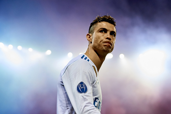 Sẽ ra sao nếu CR7 chơi cạnh Zidane, Figo, Beckham và Ronaldo Nazario tại Real Madrid?