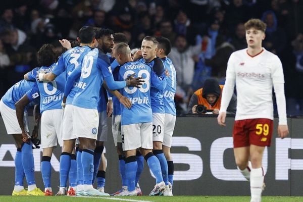 Đánh bại thầy trò Mourinho, Napoli yên tâm về chức vô địch Serie A