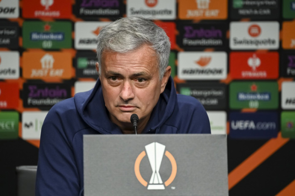Mourinho mỉa mai Juventus không xứng đáng đá Europa League
