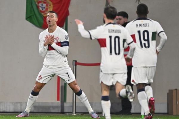 Ronaldo tiếp tục lập cú đúp trong ngày Bồ Đào Nha thắng đậm