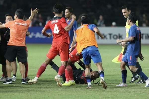 HLV U22 Thái Lan bất mãn trọng tài, chê Indonesia chơi “bẩn”