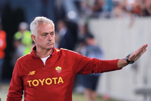 Jose Mourinho phát tiết với giám đốc thể thao Roma