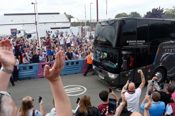 Nóng: Chỉ vì thắng Burnley, xe bus chở các cầu thủ và HLV Aston Villa bị tấn công