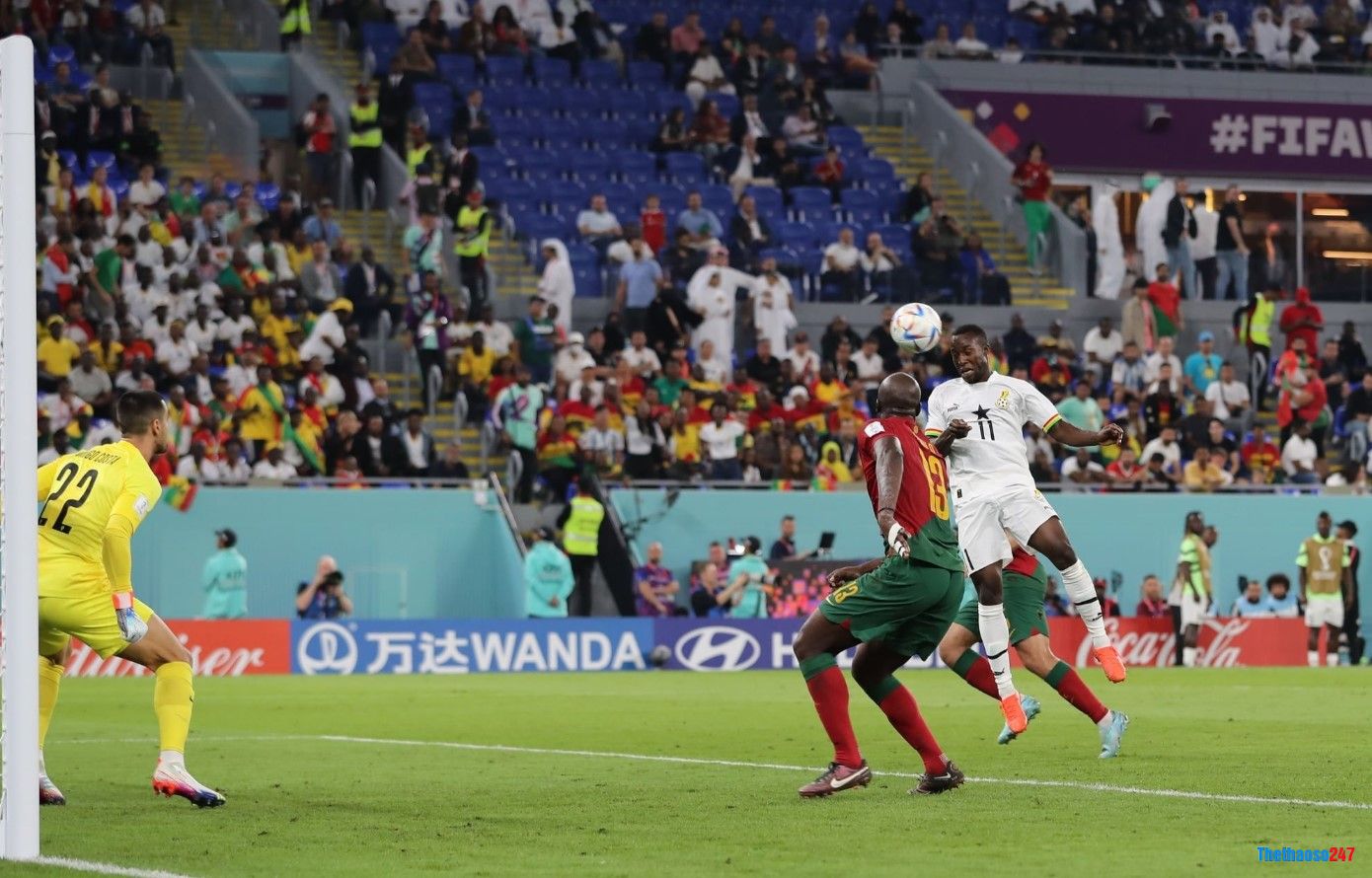 Các cầu thủ Ghana thi đấu kiên cường nhằm kiếm bàn gỡ