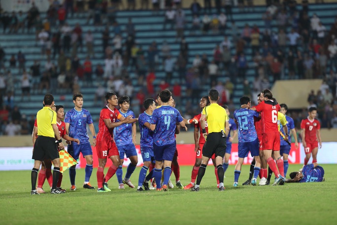 Đội tuyển Thái Lan đã phải nhận 2 thẻ đỏ tại SEA Games năm nay
