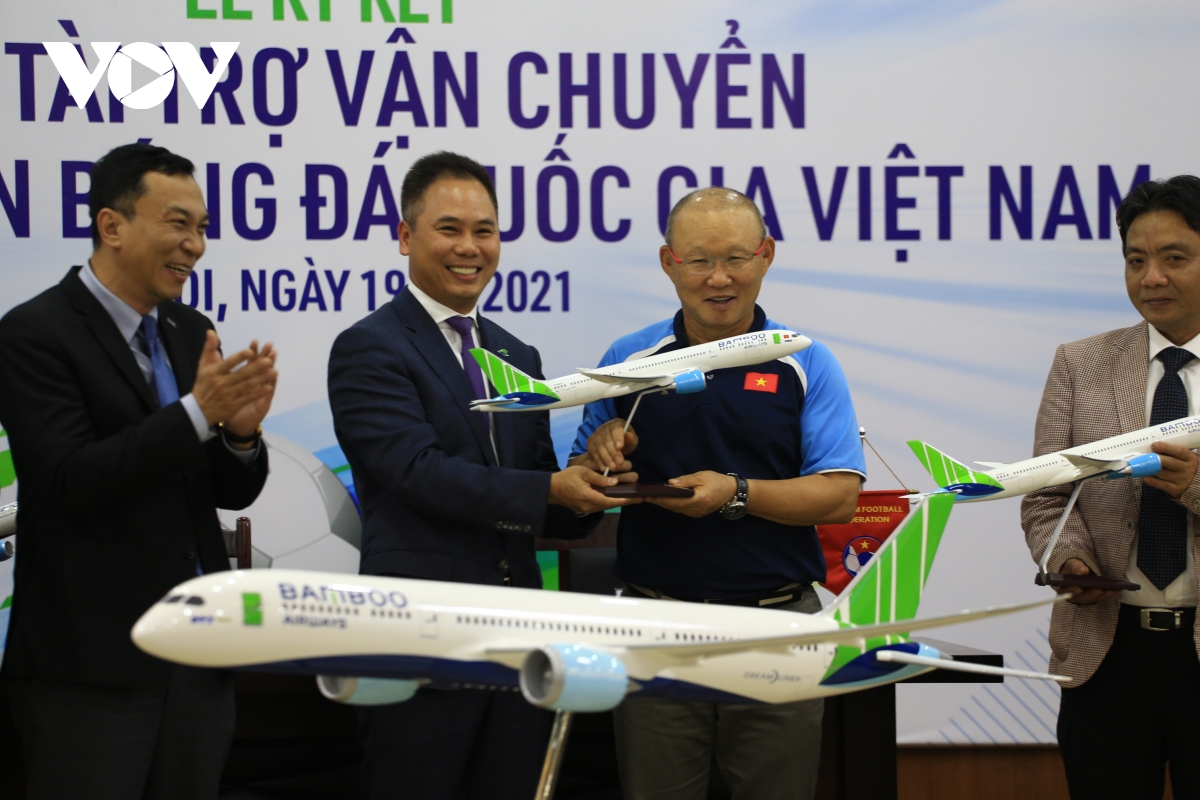 ĐT Việt Nam ký hợp đồng tài trợ vận chuyển với hãng hàng không trong 3 năm