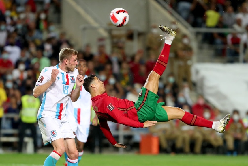 Ronaldo xác lập kỷ lục mới trong màu áo ĐTQG