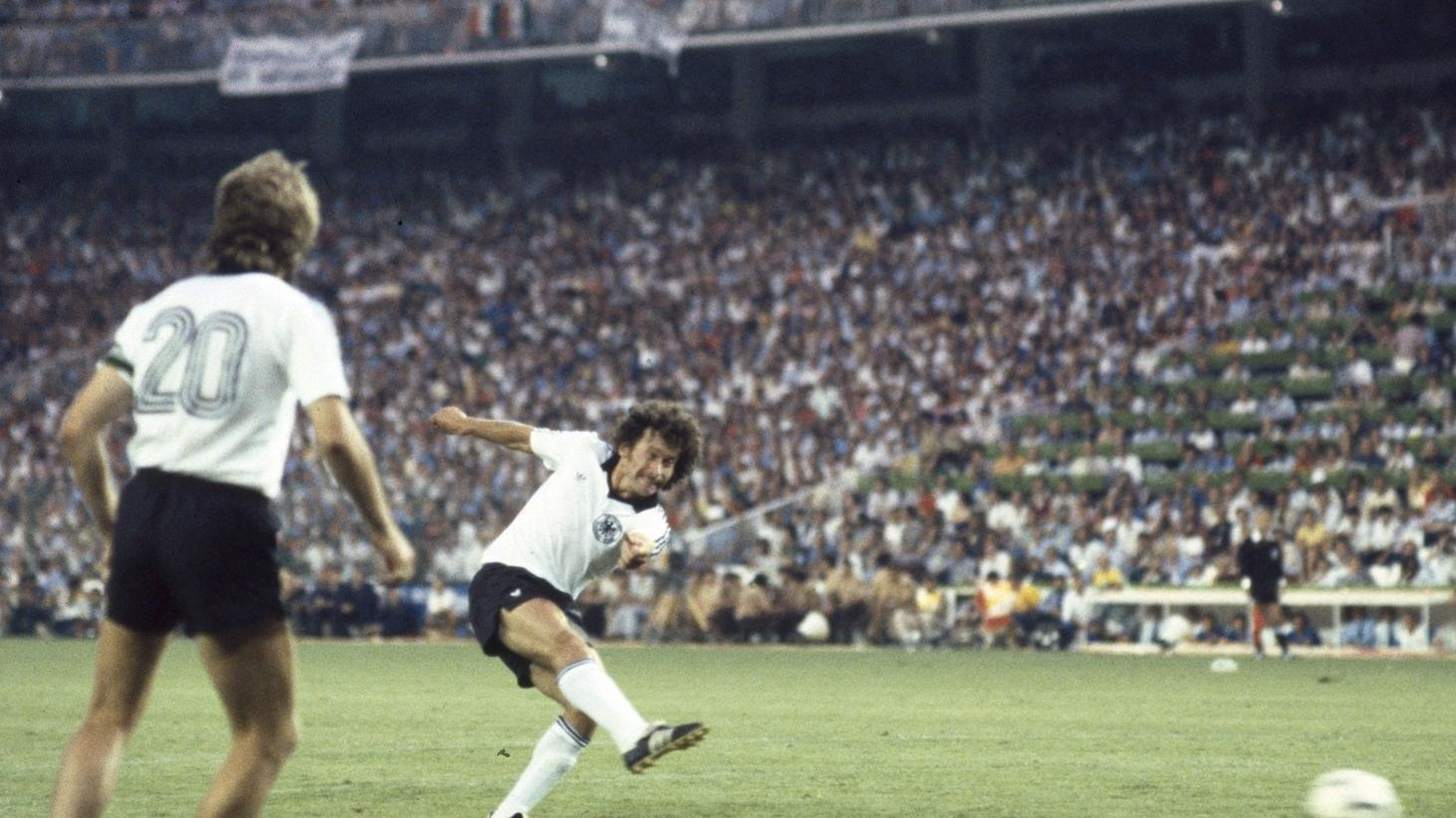 Paul Breitner là cầu thủ hiếm hoi ghi bàn trong 2 trận chung kết World Cup 1974 và 1982