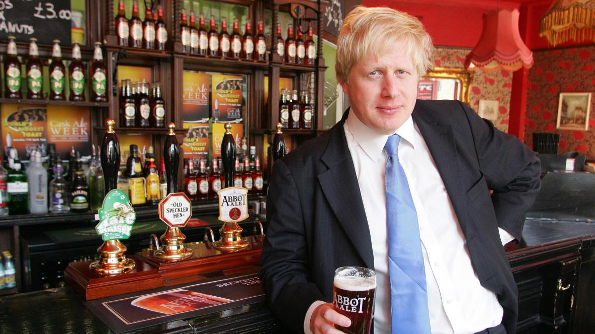 Thủ tướng Anh Boris Johnson cho phép các quán rượu mở tới 11 giờ 15 tối
