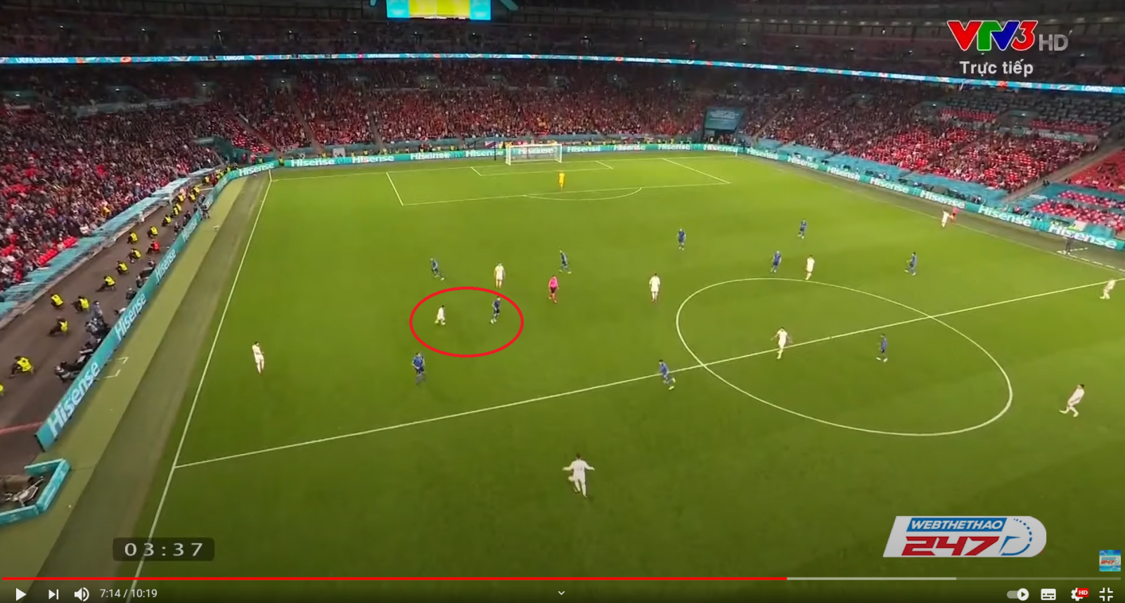 Pedri đã kéo đi Jorginho để giúp Morata có khoảng trống lớn gần vòng tròn giữa sân