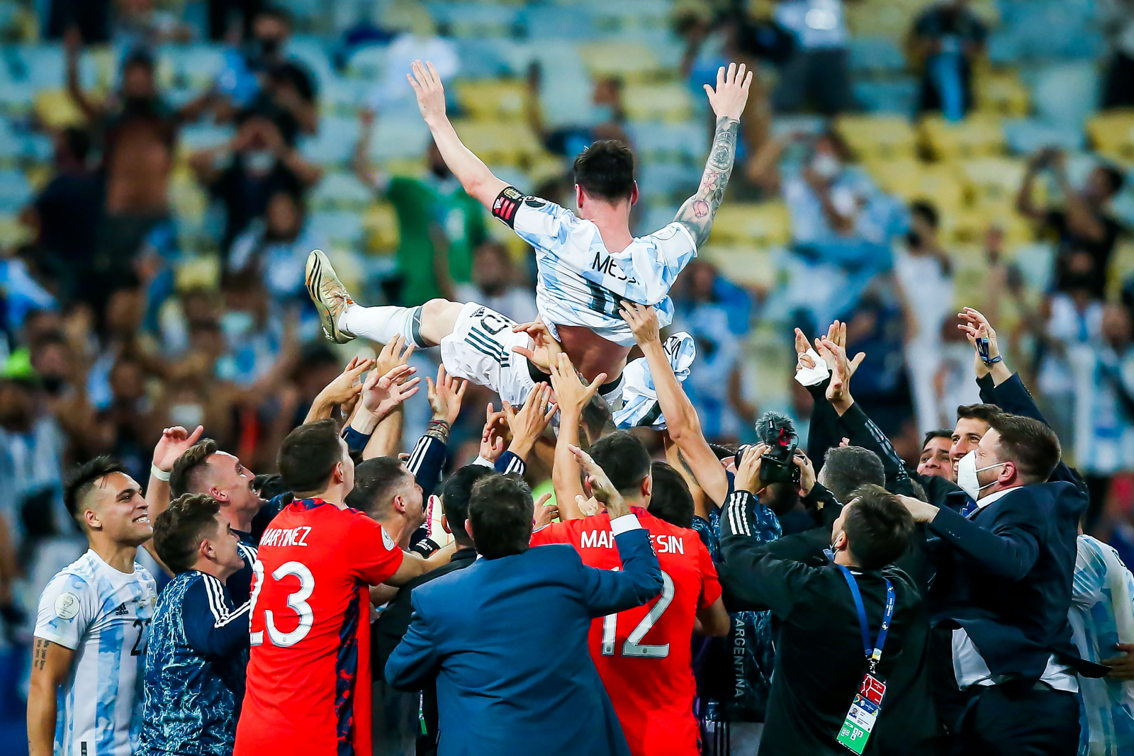 Messi được các đồng đội tôn vinh sau khi Argentina vô địch Copa America 2021 