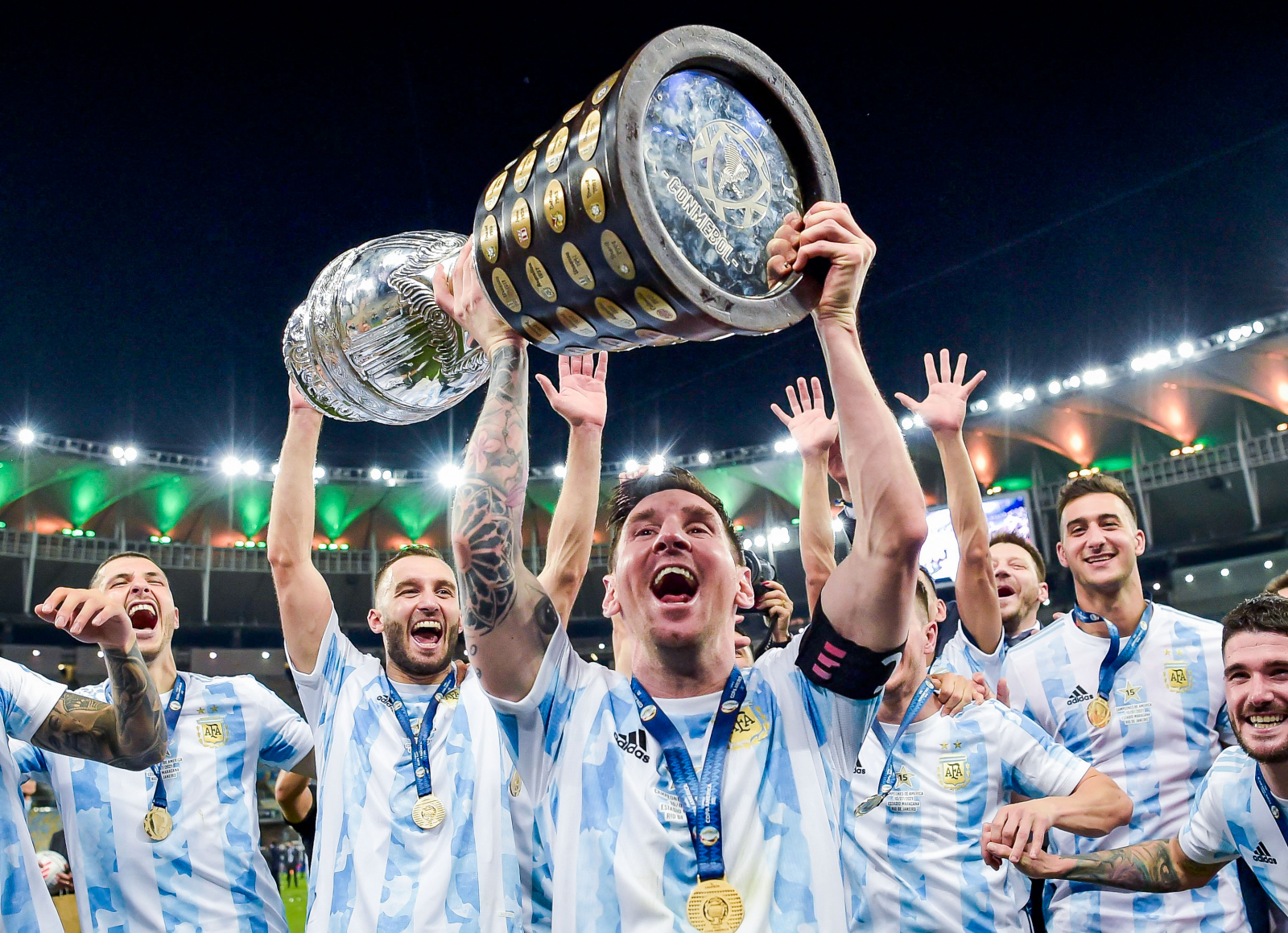 Messi được các đồng đội tôn vinh sau khi Argentina vô địch Copa America 2021 