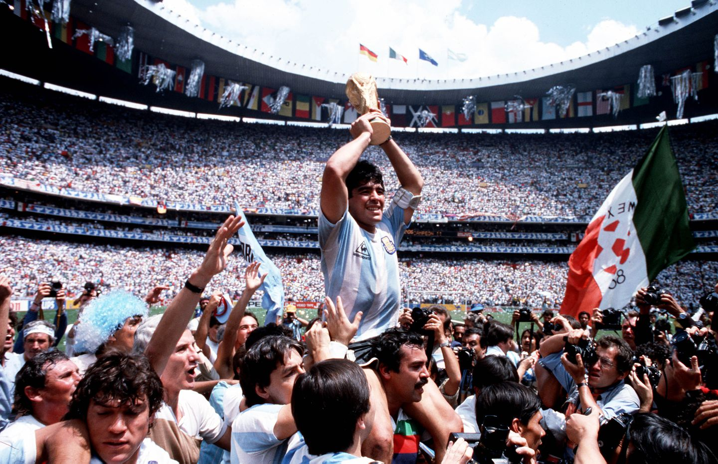 Maradona đã tận hưởng cảm giác tuyệt vời nhất của sự vinh danh dân tộc