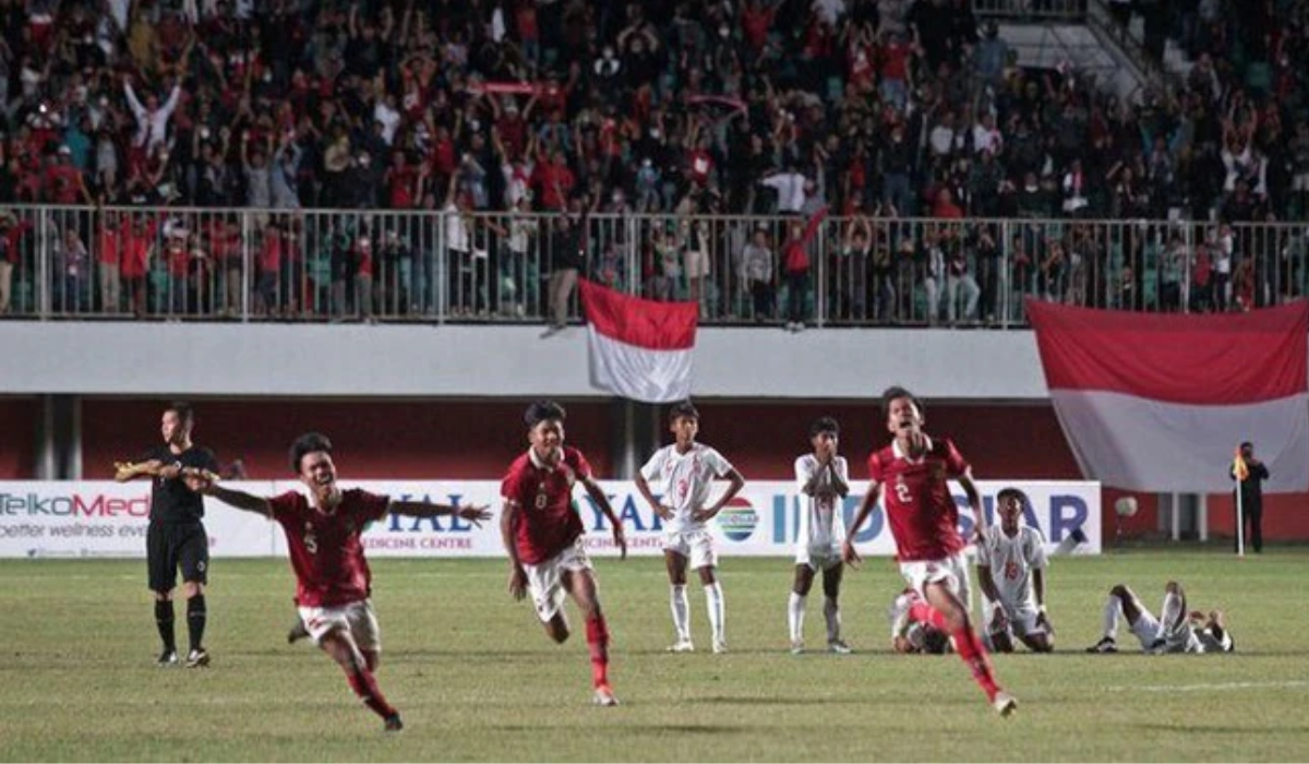 CĐV Indonesia gáy khét cho rằng mình là ông vua ĐNÁ chỉ sau một trận thắng