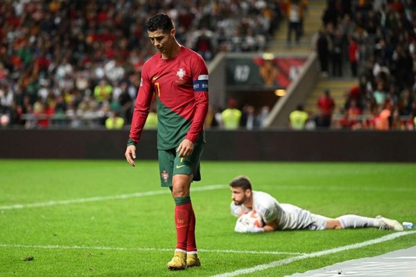 Ronaldo lại có hành vi “trẻ trâu” sau trận thua trước Tây Ban Nha