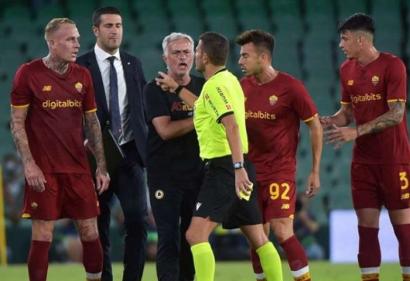 Jose Mourinho nhận thẻ đỏ trong ngày AS Roma nhận mưa thẻ đỏ
