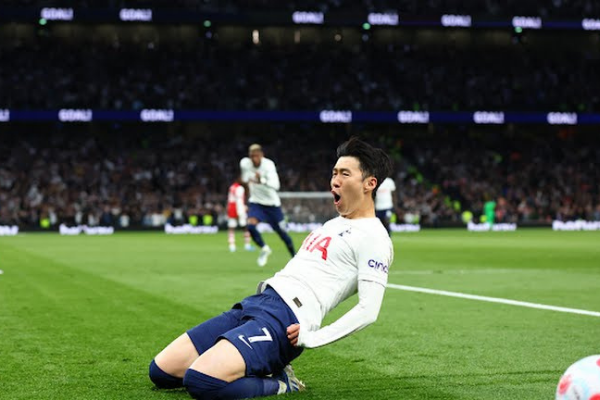 Arsenal tự bắn vào chân mình trước Tottenham Hotspur