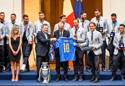 ĐT Italia vỡ òa ngày trở về quê nhà sau chức vô địch Euro 2020