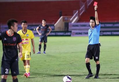 Cầu thủ Việt Nam nhận luôn thẻ đỏ vì hành vi 
