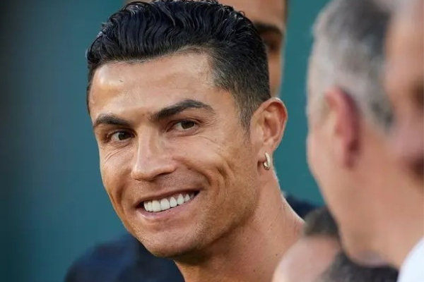 Ronaldo chính thức có mặt tại Manchester