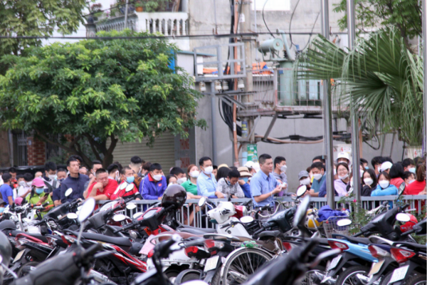 Nhiều CĐV xếp hàng từ 3h sáng để nhận vé xem bóng đá nữ Việt Nam