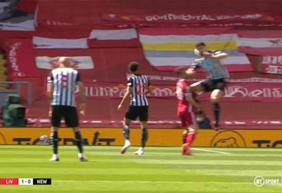 Jota bị cầu thủ Newcastle đánh thô bạo, CĐV Liverpool công kích trọng tài