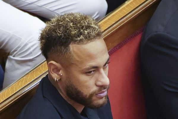 Neymar phủ nhận mọi cáo buộc trong thương vụ với Barcelona
