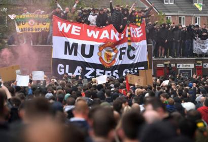 Hết hung hăng, CĐV Man Utd chuyển sang công kích các nhà tài trợ của đội bóng